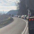 Težak udes između Užica i Zlatibora: Automobil prešao u suprotnu traku i zakucao se u drugo vozilo