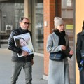 Otac ubijene učenice stigao u sud sa slikom ćerke u rukama: Nastavlja se suđenje porodici dečaka-ubice, očekuje se da…