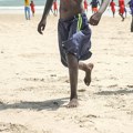 Somalija: Stratište na peščanoj plaži koje služi kao fudbalski teren