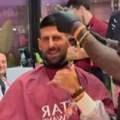 (Video): Novak Đoković došao u frizerski salon, a kad je čuo našu pesmu - odmah skočio: Hit snimak se širi na mrežama…