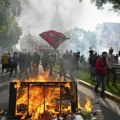 Napeto u argentini Tokom protesta zapaljeni automobili i kontejneri, uhapšeno stotinu osoba (foto)