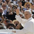 Papa Lav Četrnaesti provozao se prvi put papamobilom Trgom Svetog Petra pred ustoličenje