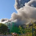 Tutnje eksplozije dalmacijom, skladište u plamenu! Očevici o incidentu ''Požar je ogroman, dim još veći'' (video)
