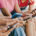 Deca u Srbiji su luda za ai četbotovima: Provode između 6 i 9 sati ispred ekrana!
