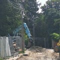 Neverovatan prizor u Beogradu: Zemlja se obrušila na radnike, oni odmah stali na noge kao da ništa nije bilo