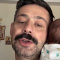 ''Sine, teška su vremena" Milan Vasić pokazao kako uspavljuje malog Despota, komentari pljušte zbog slatkoće