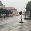 Nevreme pogodilo Čačak: Jaka kiša i olujni vetar "potopili" centar grada (VIDEO)