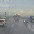 Šta ovaj Vozač: Radi!? Stao nasred auto-puta, pa vozio u rikverc: Nezgoda kod Požarevca izbegnuta "za dlaku" (video)