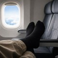 Stjuard upozorava: "Nikada nemojte nositi crne čarape u avionu"