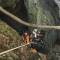 VIDEO Petoro ljudi pronađeno živo nakon nedelju dana u poplavljenoj pećini u Laosu