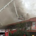 (Foto, video) Prve slike velikog požara na Novom Beogradu: Gori tržni centar, na licu mesta jezivi prizori, dim kulja na sve…
