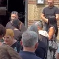 "Склони се, кад ти кажем" Непријатне сцене на сахрани Андрије Бајића - Мала Цана правила хаос на сахрани свог мужа: Позвала…