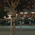 Veći broj SNS pristalica kod Narodnog pozorišta u Nišu gde su studenti najavili skup, IJP oko zgrade