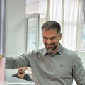 Mićin čekao da glasa više od sat vremena: "Ovo je danas festival demokratije u Novom Sadu"