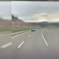 (Video): Automobil snimljen kako stoji u najbržoj traci autoputa kod Pirota: Većina je osula paljbu, ali onda su neki…