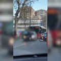 (Video) Haos kod Poštanske štedionice: Vozač automobila i dostavljač se potukli nasred ulice: Sevale pesnice, saobraćaj…