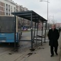 FOTO: Gradski autobus zakačio stajalište na Detelinari i iščupao ga iz zemlje