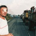 Ruku koja mi je visila stavio sam u majicu