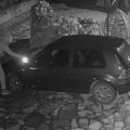 (Video) Policajcu usred noći zapaljen automobil u dvorištu kuće