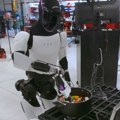 Tesla robot mesio testo i kuvao večeru: Evo šta sve Optimus sada ume da radi