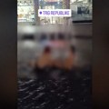 Skandal i bizar: Devojke bludniče skroz gole u fontani na Trgu, momak viče "Žensko kar**e, uživajte"