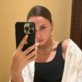 Izgleda 20 godina mlađe: Emina Jahović "gori" u topu i šortsu, pokazala savršene trbušnjake