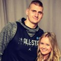 Nikola 211 cm, a Natalija Jokić?! Evo koliko je supruga najboljeg košarkaša sveta niža od njega
