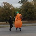 VIDEO: Pogledajte kako pripadnik žandarmerije tera maskotu sa ulice u Novom Sadu