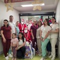 Spuštanja sa krova nije bilo, ali su mališani u leskovačkoj bolnici ipak dobili paketiće od Deda Mrazeva