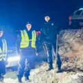 (Foto) Bračni par na Pešterskoj visoravni sleteo autom u snežni nanos. Pripadnici Granične policije hitno reagovali: Odmah…