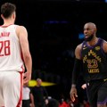 Lebron "vuče" dok Lejkersi čekaju Dončića VIDEO
