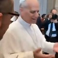 Papa uradio trend "šest-sedam": Tinejdžeri oduševljeni - snimak iz Vatikana obilazi svet (video)