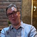 "Ovo ja plaćam!": Vučić poručio piće za sve, pa i sam uzeo pivo (video)