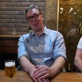 "Ovo ja plaćam!": Vučić poručio piće za sve, pa i sam uzeo pivo (video)