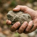 Godinama čuvao kamen misleći da je zlato, a onda su mu geolozi otkrili da drži neprocenjivo blago staro 4,6 milijardi godina