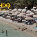 Mala osvaja nestvarnom bojom mora: Posetili smo najpopularniju plažu na Krfu, evo koliko su ležaljke
