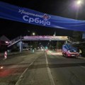 Studenti u blokadi i aktivisti SNS-a u Kragujevcu osmi dan dežuraju pored svojih transparenata