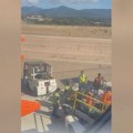 Snimila šta se dešava ispod aviona pre leta jer nije mogla da veruje šta vidi: "Želim da znam zašto je ovo dozvoljeno"