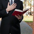 Užas! U svetom pismu "našli" pornografiju Zabranili Bibliju u školama zbog „vulgarnosti i nasilja“