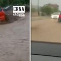 Dramatični snimci iz BiH: Bujica nosi automobil