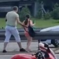 "Treba da ide na robiju!" Otac nasred autoputa sa ćerkom uradio nešto jezivo (video)