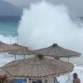 Usred nevremena u Crnoj Gori ušli u more da se kupaju, jedan uneo i suncobran: Neviđene scene na primorju (video)