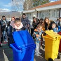 U školi Mladost postavljene kante za odvajanje papira, plastike i metalne ambalaže