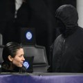 Stavio masku preko lica, ali ceo stadion znao ko je! Prepoznali ga zbog žene, nije bila gola! (foto)