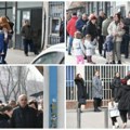 A kurtija baš briga! U Kosovskoj Mitrovici majke sa decom u redovima čekaju da podignu socijalnu pomoć, dinara nema