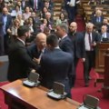 Završena sednica Skupštine, obeležio je novi haos opozicije Aleksić nasrtao na radnika obezbeđenja (video)