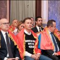 Premijer Vučević ogrnut srpskom zastavom poslao snažnu poruku: Sloga biće poraz vragu, nikada poraženi