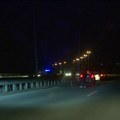 Novi Sad: Obustavljen saobraćaj na Mostu slobode, pukao betonski nosač za banderu