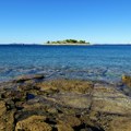 Zabrajeno kupanje na plaži u Pločama zbog zagađenja mora fekalijama