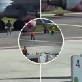 Ovo je muškarac kog je usisao motor aviona: Snimak iz drugog ugla, trčao ka letelici na aerodromu (Video)